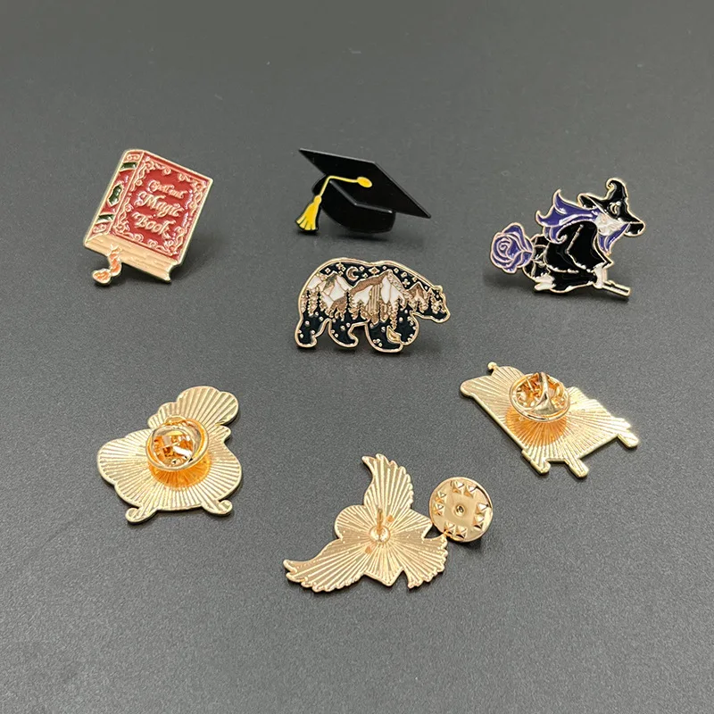 Anime Kingdom Merchandise - 新しい映画グッズのブローチ、メタルバッジ、レトロなカレッジスタイルの服飾アクセサリー、ちょっとした贈り物