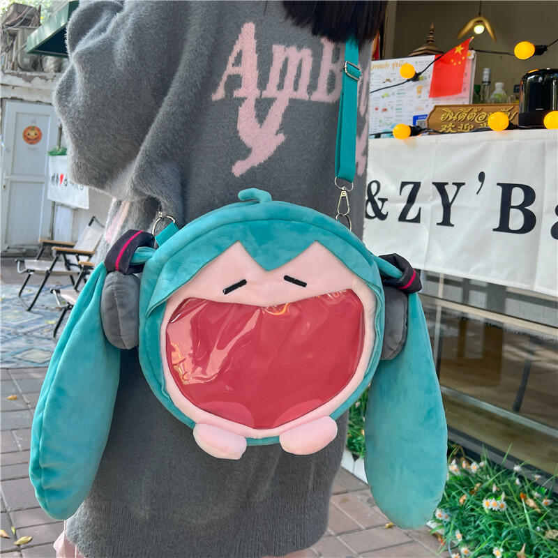 和風初音ミクぬいぐるみクロスボディバッグ漫画大容量ぬいぐるみ - Anime Merchandise Bag のレビューと価格