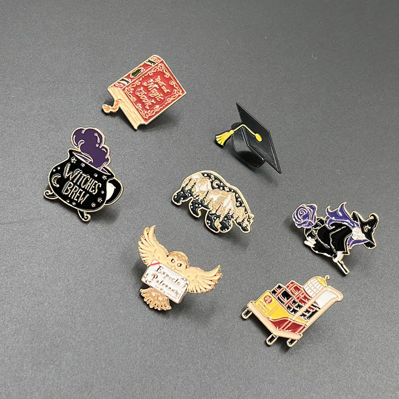 新しい映画グッズのブローチ、メタルバッジ、レトロなカレッジス - Anime Kingdom Merchandise のレビューと価格